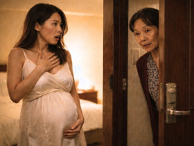 Đi tuần trăng mật mẹ chồng đòi theo, đêm đang mặc đồ ngủ sexy bà gõ cửa bắt làm 1 việc, tôi bỏ chạy