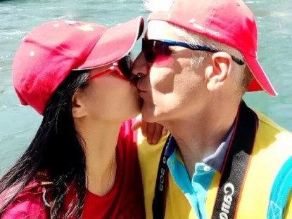 Được bạn trai Thụy Sĩ hơn 10 tuổi cầu hôn qua mạng, chị đẹp U50 lén xuất ngoại lấy chồng