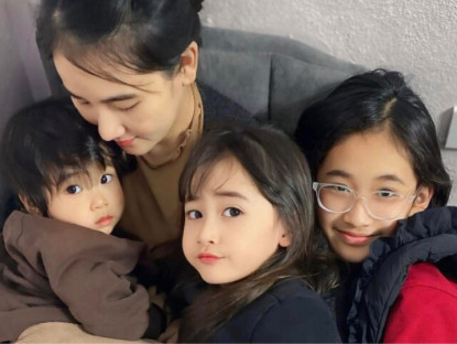 Nữ sinh THPT xinh đẹp được nam thần VTV say đắm từ năm 16 tuổi, đẻ 3 con như búp bê, về dáng nuột nà