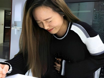 Đến viện bất ngờ gặp chồng dẫn “bé ba” đi khám, đứa bé anh ẵm trên tay nói đúng 4 từ khiến người mẹ tái mặt