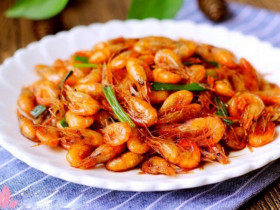 Rang tôm nhiều người hay cho nước này bảo sao bị tanh và mềm oặt, thay bằng một thứ tôm săn giòn, thơm nức mũi