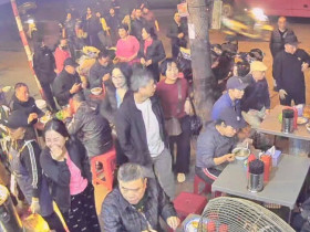 Quán phở “hiếm có khó tìm” ở Hà Nội, 4h sáng đã đông nghịt khách đứng chờ, chỉ bán trong 5 tiếng không nhanh là hết