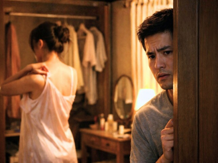 Nghe lời mẹ lấy gái hàng xóm ế lâu năm, đêm tân hôn nhìn cảnh em thay đồ mặt tôi tái mét