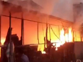 Cháy lớn ở bãi phế liệu, người dân hoảng loạn di dời tài sản