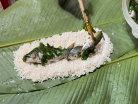 Chán nhân thịt quen thuộc, đặc sản bánh chưng cá chép ở Thái Nguyên lên ngôi, nửa triệu đồng/cặp vẫn cháy hàng