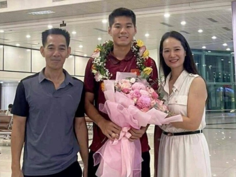Sau bán kết U23 châu Á: Bố trung vệ Hiểu Minh tâm sự: 'Tôi chỉ mong con bình an trở về'