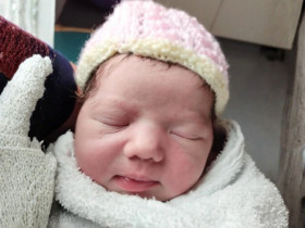 Bà bầu đi xem phim bất ngờ đẻ luôn tại rạp, nhóc tỳ được hưởng đặc quyền xem phim miễn phí trọn đời