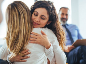 Trắc nghiệm: Bạn có đang duy trì mối quan hệ với người giả tạo mà không nhận ra?