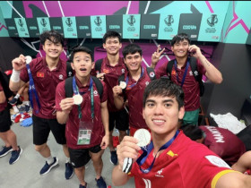 U23 Việt Nam chiến thắng đội tuyển Hàn Quốc: Thủ môn Cao Văn Bình thành người hùng, Trấn Thành "xin lỗi" Hari Won