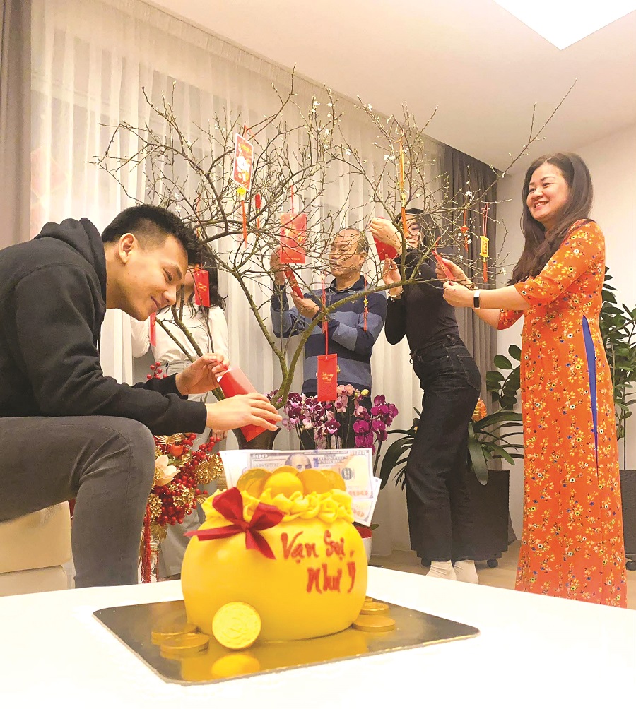 “Trao truyền” cho con hơi ấm Tết quê hương - 1