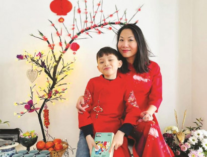 “Trao truyền” cho con hơi ấm Tết quê hương