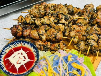 Cuối tuần đổi món với thịt xiên que rang muối lá lốt, lạ miệng mà ngon, ăn cực cuốn