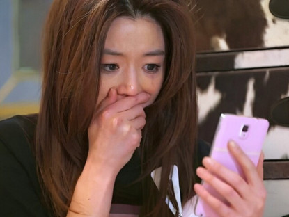 Cầm phong bì 20 triệu đồng mừng em dâu mang bầu, chưa kịp trao thì nhận 1 tràng tin nhắn từ em khiến chị sững người