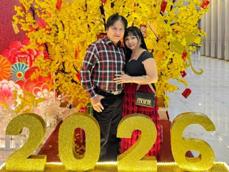 Bố mẹ chồng Khánh Thi tình tứ dự tiệc của học viện con dâu, tự hào vì có 3 cháu nội đẹp mắt