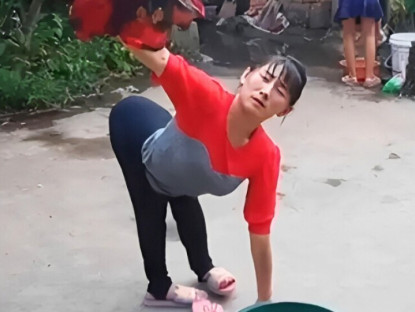 Cô gái ngoại hình khác lạ từng bị cả làng kỳ thị giờ đã có con, diện mạo 2 đứa trẻ hiện tại gây sốc