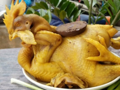 Cách luộc gà cúng ông Công ông Táo vàng ươm, không nứt toác, buộc dáng đẹp cực dễ, vụng mấy cũng làm được