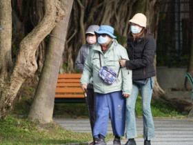 Cụ ông 102 tuổi lén đăng ký kết hôn với bảo mẫu kém 34 tuổi, hàng xóm tiết lộ sự thật