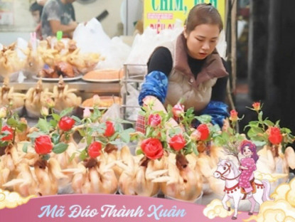 Người dân Hà Nội hối hả đi chợ sắm Tết, giá cả tăng vọt, gà cánh tiên gần 1 triệu đồng/con vẫn đắt khách