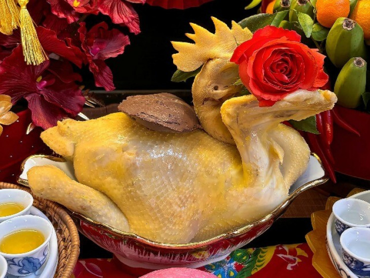 Bày gà cúng cho mâm cỗ Tết quay vào trong hay hướng ra ngoài mới chuẩn, 90% trả lời sai điều này!
