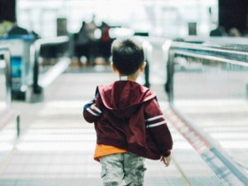 Cậu bé 9 tuổi lạc nhà khi đi "kiếm tiền" nuôi mẹ, 46 năm sau trở về, nghẹn ngào bật khóc trong vòng tay cha