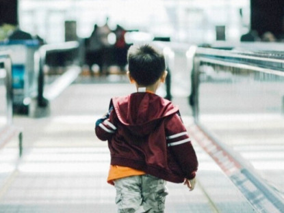 Cậu bé 9 tuổi lạc nhà khi đi "kiếm tiền" nuôi mẹ, 46 năm sau trở về, nghẹn ngào bật khóc trong vòng tay cha