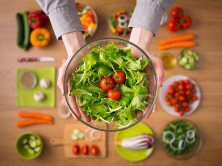 Tết nên ăn nhiều thịt hay nhiều rau, bất ngờ về tác động với sức khỏe của người ăn rau và thịt thường xuyên?