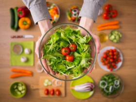 Tết nên ăn nhiều thịt hay nhiều rau, bất ngờ về tác động với sức khỏe của người ăn rau và thịt thường xuyên?