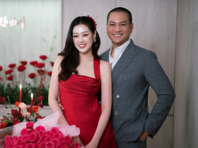 Khánh Vân rơi nước mắt khi đón sinh nhật với chồng hơn 17 tuổi, nhiếp ảnh gia khoe tài nấu ăn dỗ ngọt vợ