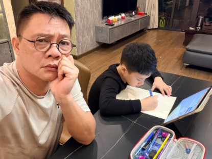 BTV VTV Quang Minh "bằng cấp đầy người" nhưng vẫn đau đầu khi dạy con trai học lớp 2, thừa nhận vợ làm tốt hơn