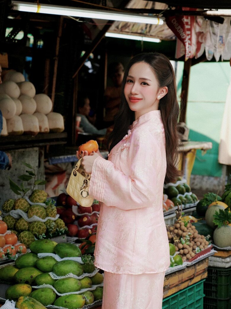 "Đối thủ" của Chi Pu dịp Tết qua: Mỗi ngày một bộ áo dài, bà ba không trùng lặp, phối với túi trăm triệu đi chợ - 5