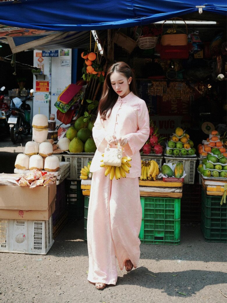 "Đối thủ" của Chi Pu dịp Tết qua: Mỗi ngày một bộ áo dài, bà ba không trùng lặp, phối với túi trăm triệu đi chợ - 15