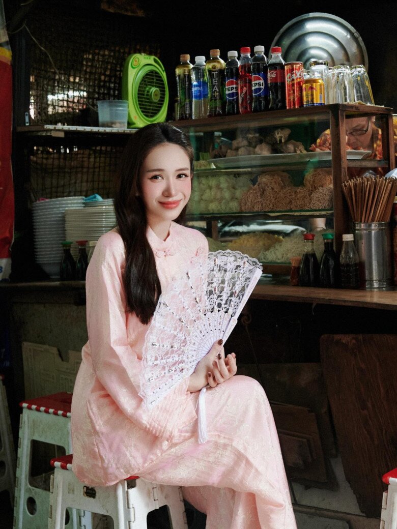 "Đối thủ" của Chi Pu dịp Tết qua: Mỗi ngày một bộ áo dài, bà ba không trùng lặp, phối với túi trăm triệu đi chợ - 16