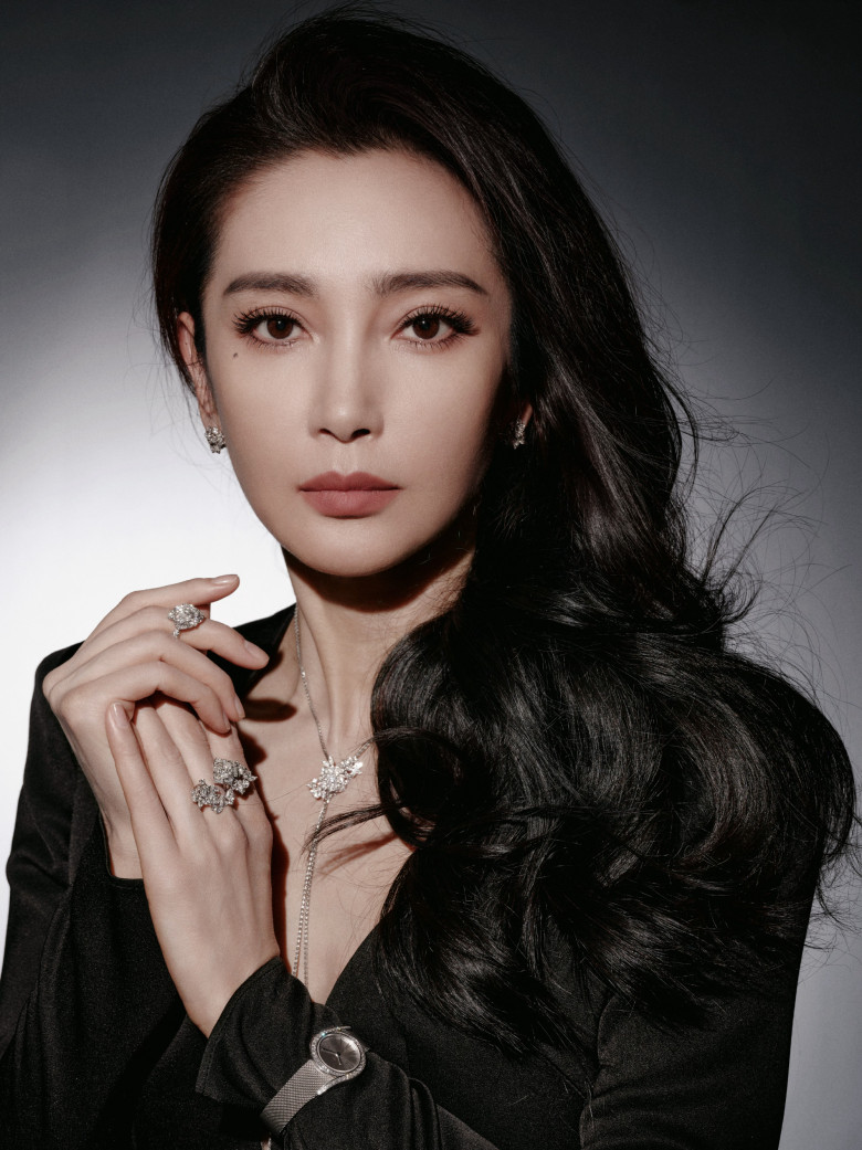 Mỹ nhân khó tính bậc nhất showbiz từng đuổi 20 giúp việc, ăn 5 quả chanh leo, chải tóc 300 lần để trẻ lại 20 tuổi - 1