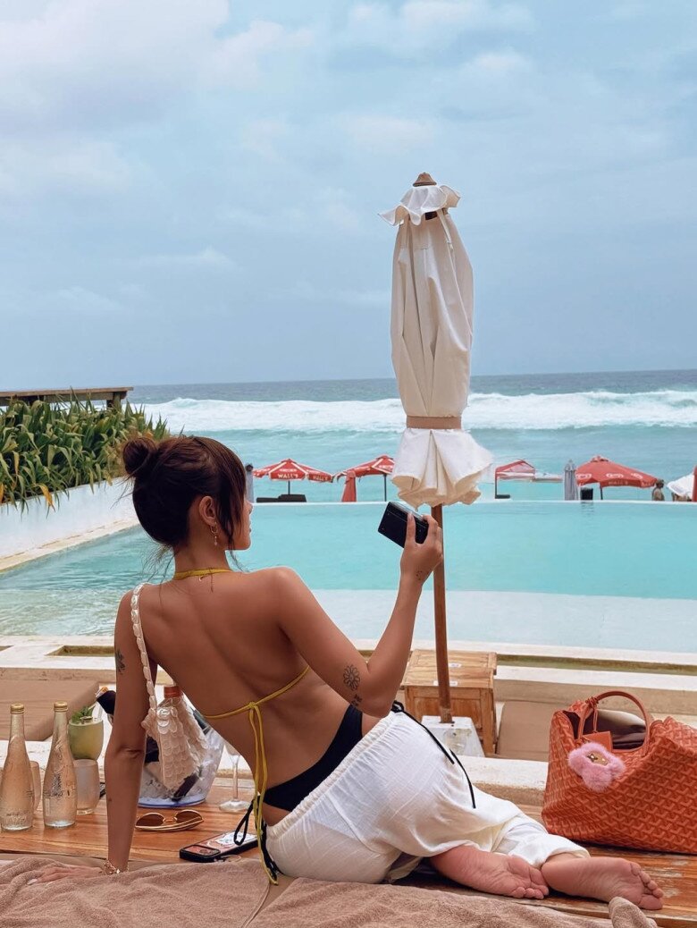 "Vợ quốc dân" Phương Ly ngày càng táo bạo sau khi đổi màu da, diện bikini o ép vòng 1 đến "ná thở" - 5