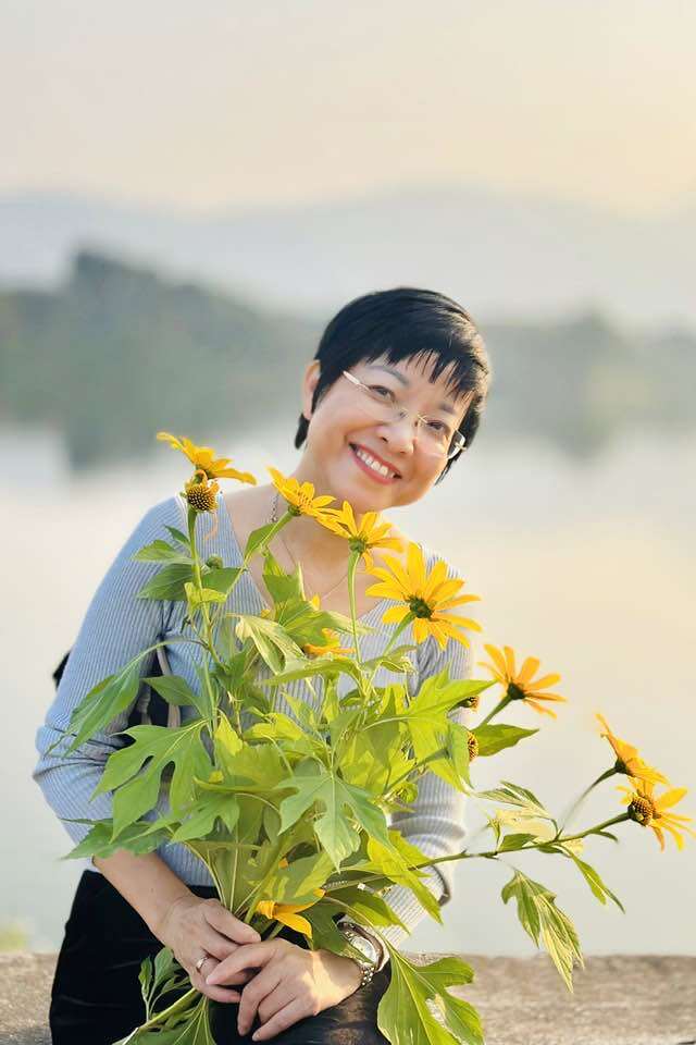 Nữ MC duy nhất của "Táo Quân": Từng là ca sĩ, 18 tuổi xinh tươi như hoa, nay U60 vẫn rạng rỡ - 9