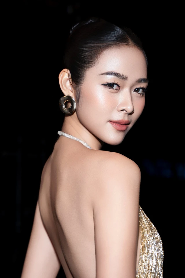 Việt Nam có một mỹ nhân đẹp đến mức "không ai dám đứng cạnh", lấy chồng năm 19 tuổi nay ở nhà phố 100m2 - 1