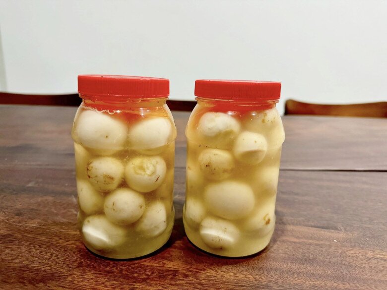 Cách làm mứt cà pháo trong veo đẹp mắt, lạ miệng, ngọt ngọt chua chua lại giòn sần sật cực đã miệng ngày Tết - 1