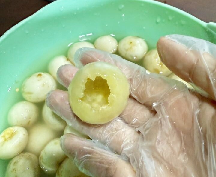 Cách làm mứt cà pháo trong veo đẹp mắt, lạ miệng, ngọt ngọt chua chua lại giòn sần sật cực đã miệng ngày Tết - 3