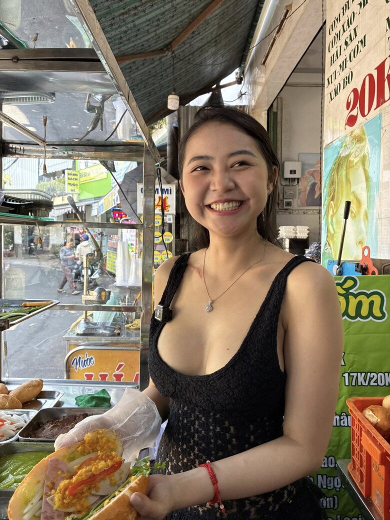 Cô gái bán bánh mì Cần Thơ gây bão mạng vì quá xinh, nghe người đến ăn review thực tế mới bất ngờ - 1