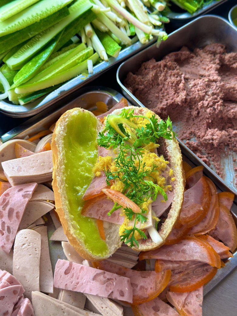 Cô gái bán bánh mì Cần Thơ gây bão mạng vì quá xinh, nghe người đến ăn review thực tế mới bất ngờ - 3