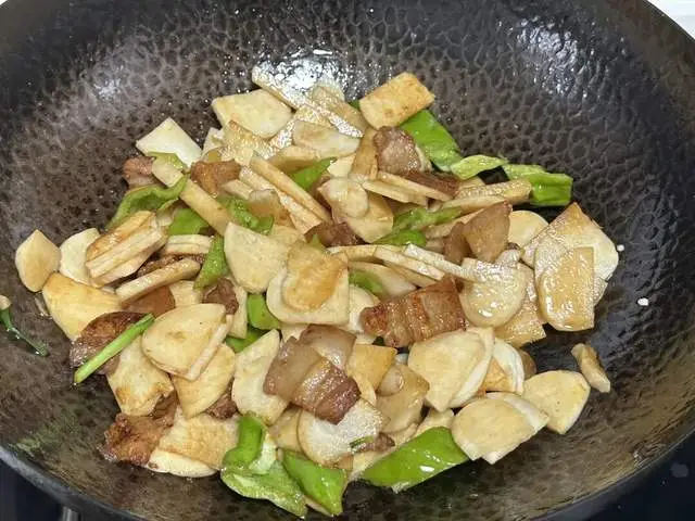 Củ này có hàm lượng vitamin C cao hơn khoai tây và khoai lang lại rẻ như cho, xào với thịt cực giòn ngon lạ miệng - 4