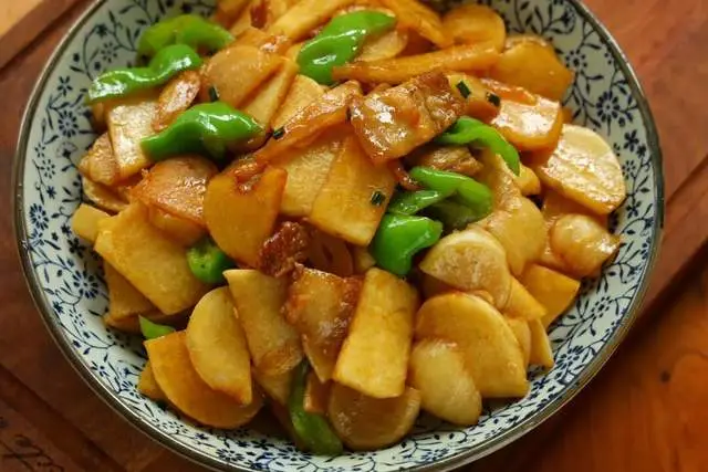 Củ này có hàm lượng vitamin C cao hơn khoai tây và khoai lang lại rẻ như cho, xào với thịt cực giòn ngon lạ miệng - 6