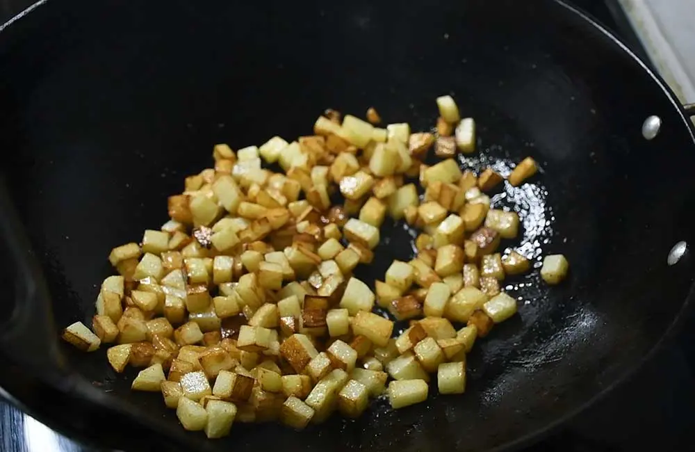 Củ này rẻ hơn khoai sọ bổ hơn khoai lang, cực ít chất béo lại giàu kali, tốt cho tim mạch và huyết áp, đem nấu kiểu này rất trôi cơm - 6