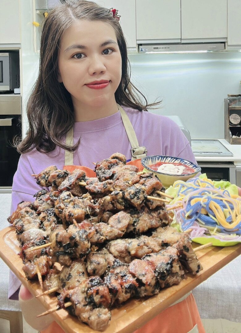 Cuối tuần đổi món với thịt xiên que rang muối lá lốt, lạ miệng mà ngon, ăn cực cuốn - 1