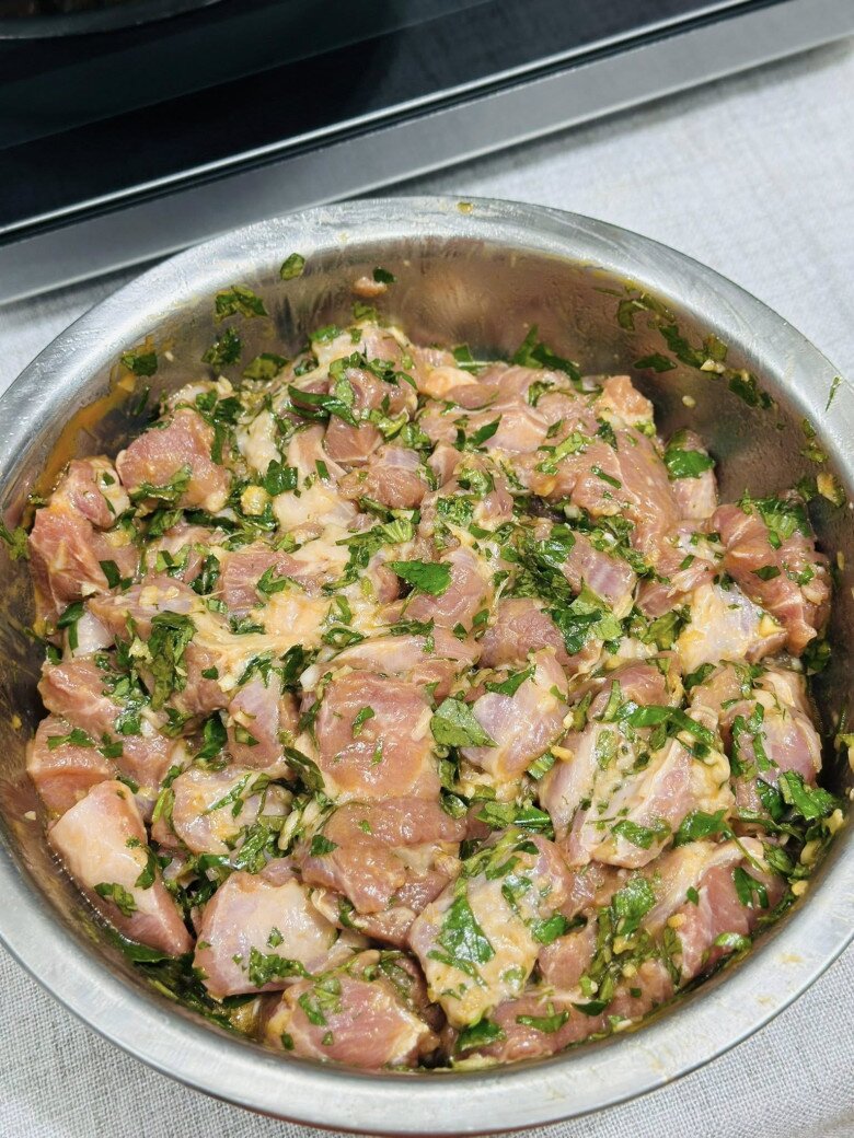 Cuối tuần đổi món với thịt xiên que rang muối lá lốt, lạ miệng mà ngon, ăn cực cuốn - 5