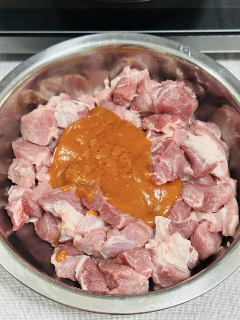 Cuối tuần đổi món với thịt xiên que rang muối lá lốt, lạ miệng mà ngon, ăn cực cuốn - 4