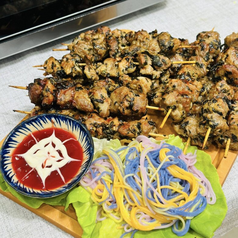 Cuối tuần đổi món với thịt xiên que rang muối lá lốt, lạ miệng mà ngon, ăn cực cuốn - 10