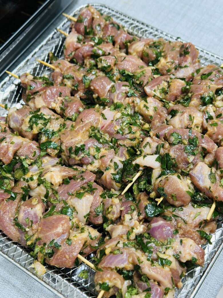 Cuối tuần đổi món với thịt xiên que rang muối lá lốt, lạ miệng mà ngon, ăn cực cuốn - 6