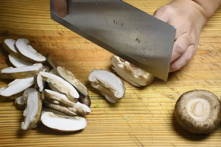 Loại rau mệnh danh là "vua canxi", giúp xương chắc khỏe, tăng sức đề kháng đem xào với nấm được món ăn bổ dưỡng - 6