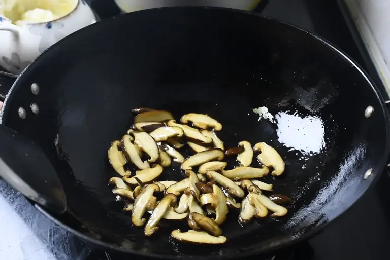 Loại rau mệnh danh là "vua canxi", giúp xương chắc khỏe, tăng sức đề kháng đem xào với nấm được món ăn bổ dưỡng - 7